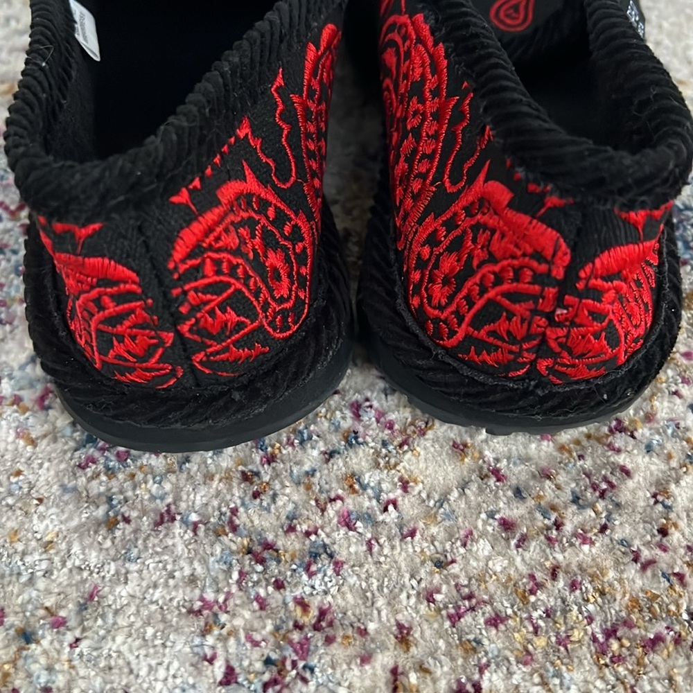 LIKE NEW Trooper America Unisex Bandana Paisley Slip On Shoes BLACK/RED M4/W6 - Picture 7 of 9